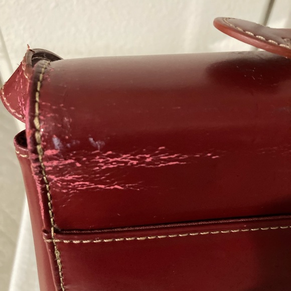 Wilson’s Leather Briefcase Burgundy Color comes with a key. - Picture 9 of 14